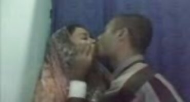 Người đàn ông da xxx thực tế ảo đen nhìn Emma Starletto trong vòng.