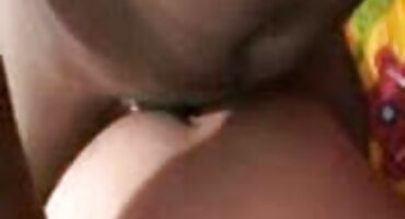 Anh ta nguyền rủa cô gái phim xxxhay đạt cực khoái.