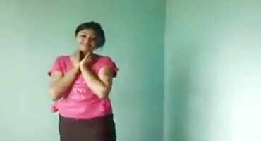 Một người đàn ông phấn khích bí mật xxx 2k3 ôm em gái của vợ mình.