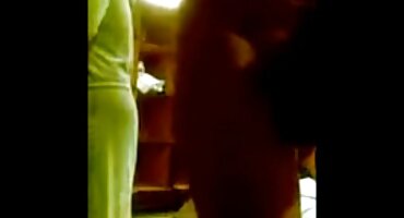 Sau khi tiến hành tìm kiếm, một nhân viên hải quan nuôi một cô gái tóc vàng để quan hệ tình dục. nga xxx