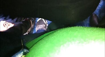 Cô gái tóc vàng xxxloanluan fucked bởi một anh chàng da đen Trong Theis.