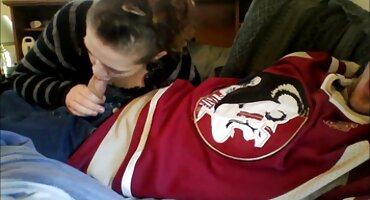 Vận động viên fuck Tóc Vàng trên con lăn. Tạo video phim se xx cho blog.