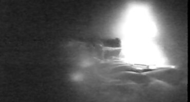 Tiếng xxx dit gầm của một cô gái kiểu chó với bao cao su.