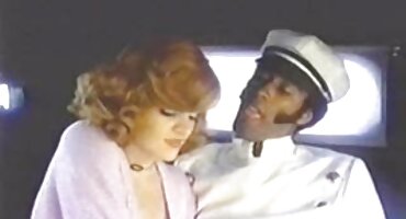 Người đàn ông fucked trong ass bởi một người phụ nữ gầy. Cumshot trên ass với tinh trùng. anh xxc