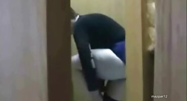 Cô gái khỏa thân rửa trong phòng tắm. Ngón tay âm hộ của cô dang rộng nguoi dep xxx chân.