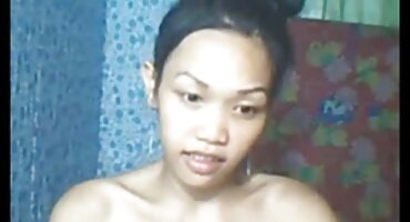 Chàng trai trẻ làm một cú đánh trong ký túc xá, ôm với chỉ lên đỉnh xxx huy.