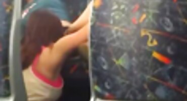 Cô gái gật phim xxx baby đầu và đẩy anh ta đi.