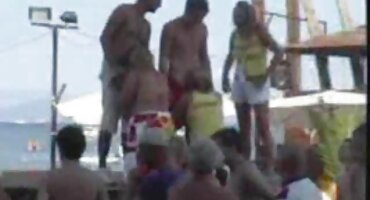 Cô liếm vòi nước và đưa buzz phim xxx hd không che ra khỏi quá trình.