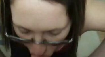 Milf trải dài trên vòi gái xinhxxx nước của hàng xóm.