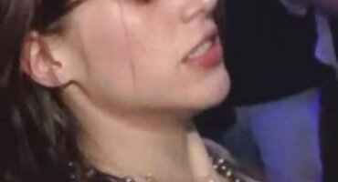 Nikki Riddle hấp thụ kiến thức thông qua vòi xxx ba gia nước của giáo viên.