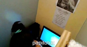 Đẹp phim xxx bo brunette cumshot trong miệng.