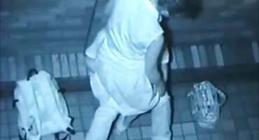 Cann masturbates xxx ham hiep bằng cách đẩy quần lót của cô xuống.