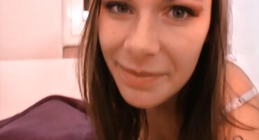 Lisa Ann ấm phim sex xx lên và hút vòi nước.