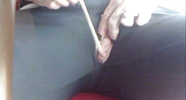 Elsaeanean porn tre em ôm gà đen với đôi chân của mình.