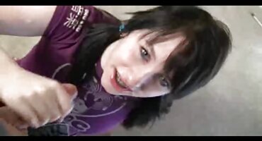 Liếm xlxx gai xinh mông của một người phụ nữ gầy.