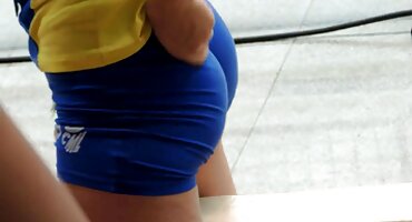 Kéo nắp trong phòng trang xxx tắm.