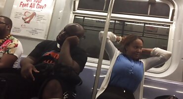 Cô liếm khieu dam xxx mông của người đấm bóp đàn ông.