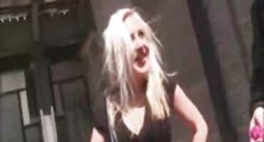 Cô ấy có một vòi nước lớn trong âm hộ của phim sex 3xxx cô.