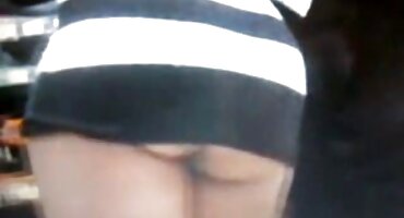 Octavia đỏ ấm lên âm hộ trang xxx bởi vòi nước lớn màu đen.