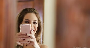 Ba đẹp trẻ và ướt đồng tính nữ xxx nguoi noi tieng trong các hồ bơi.