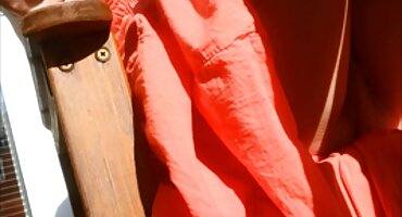 Mô phim heo xxxx hình hàng đầu cung cấp một chiếc bán tải tại một nhà máy bỏ hoang.