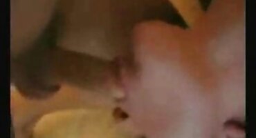 Một cô gái da trắng ôm một anh chàng xxx nguoi gia da đen ở một nơi chật hẹp.