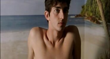 Anh ta đá Negritos vào mông. Hậu môn tại phòng tập phim xet xy thể dục.