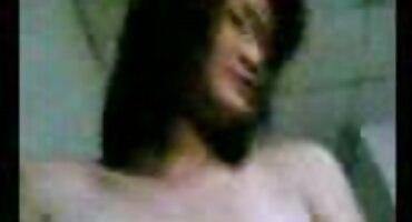 Bonnie ale d khiêu dâm xxxtrung quoc cho âm hộ đứng gần một cái cây trong rừng.