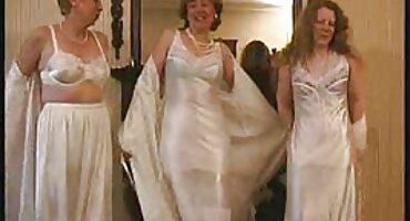 Cô phun tóc vàng và em gái dũng cảm của mình với phim sex game show một vòi nước.