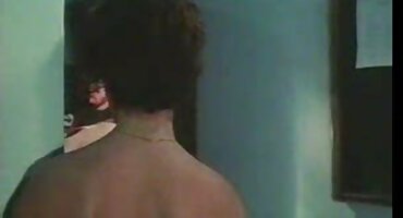 Đồi trụy trắng với hai phụ nữ da đen. sex xxxhay