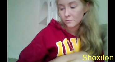 Cô gái tóc xxx sieu nhan vàng nhảy trên vòi nước.