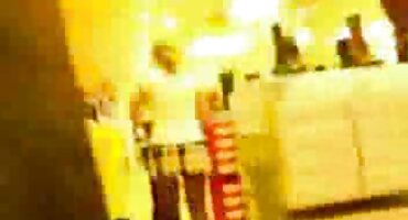 Cô gái tóc vàng thử giọng cho một vòi nước từ một người đàn ông da tây du ký xxx đen.