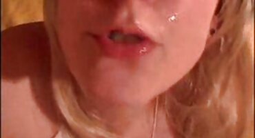 Người Mỹ Rocker Fucks Trên Đi Văng Cô Gái. Quan hệ thanh lau sex tình dục với những giấc mơ.