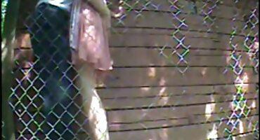 Mia Parker vuốt ve âm hộ của cô trước lau xanh xx gương.