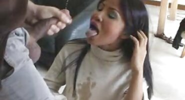 Nữ vận động viên thưởng thức liếm tits và xx vung trom âm hộ.