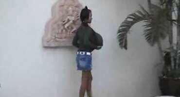 Bà chủ thay thế âm sex xxx hàn quốc đạo cạo dưới dương vật trong bếp.