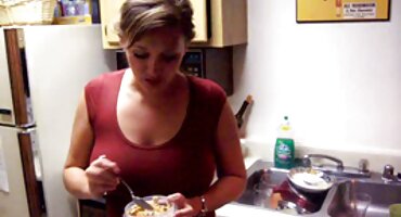 Một kẻ bắt nạt busty tự hào ôm một cảnh sát và phim xxx vr siêng năng hút vòi nước của mình.