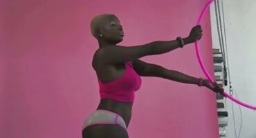 Một chàng trai ôm gái xinh xxx một sinh viên có xu hướng cặc vào mông.