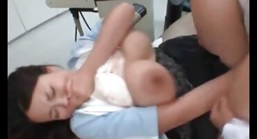 Cô gái tóc vàng với người hướng dẫn, phá vỡ các quy tắc tốc độ trên cây gậy của các web phim xxx mình.