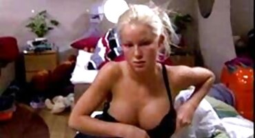 Cô gái đi xuống phố phim xxx phá trinh và đi tiểu.