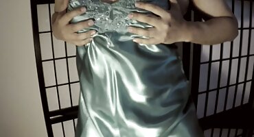 Quan hệ tình dục giữa các chủng tộc xxx cổ trang bên hồ bơi với Rachael Cavalli.