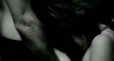 Anh chàng kéo bạn gái của mình trên vòi phim xx gái nước.