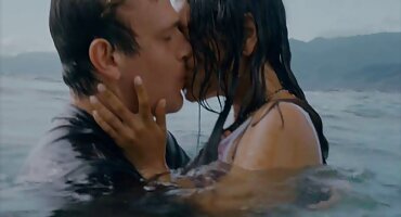 Cô gái tóc vàng liếm tất xxx truc tuyen cả người yêu của mình trong bụng.