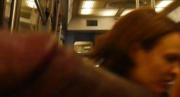 Cô gái tóc vàng và brunette fry Tại Oktoberfest. xxx văn phòng