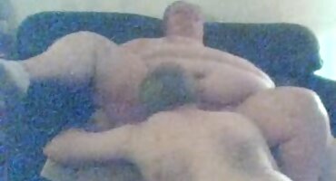 Cô gái tóc vàng lây lan mat xa xx chân của mình ở phía trước của một người đàn ông da đen.