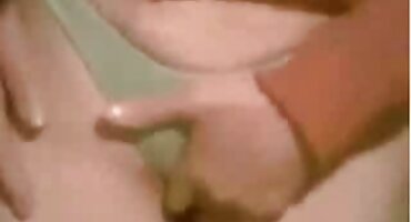 Charlotte cô giáo xxx sins fucks một vòi nước và một tay trong cô ấy đít.