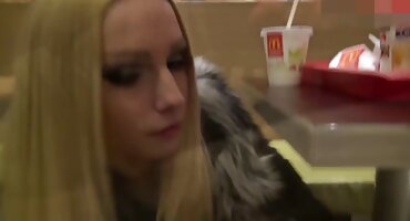 Một người ph8m xxx phụ nữ với bộ ngực xấu xí được fucked.