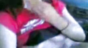 Cô ấy cho một đánh đòn và liếm những quả bóng ở đây là núm gai goi xx vú.