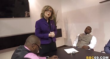 Giáo viên hút vòi nước phim xxxx hd của một sinh viên trẻ bị kích thích bởi điệu nhảy tình dục của mình.